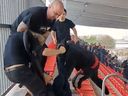 Des fans de soccer ont été vus dans une vidéo lançant des coups de poing dans les gradins lors du match de mardi entre le Toronto FC et le CF Montréal.