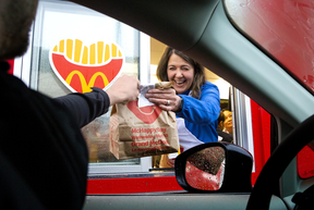 L'un des aspects les plus terrifiants des élections est le risque qu'à tout moment, vous puissiez être face à face avec un politicien en campagne.  Mercredi, les Albertains normaux à la recherche d'un poulet Big Mac pourraient se retrouver dans cette scène avec la première ministre Danielle Smith.