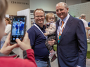 Greg Abel, choisi pour succéder à Warren Buffett en tant que directeur général de Berkshire Hathaway, pose pour une photo avec un actionnaire lors de l'assemblée annuelle de la société à Omaha, Neb., le 5 mai.