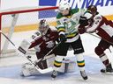 L'attaquant des Knights de London Sean McGurn dévie la rondelle devant le gardien de Peterborough Petes Michael Simpson lors de la première période du troisième match de la finale de l'OHL le lundi 15 mai 2023 au Memorial Centre de Peterborough.  Clifford Skarstedt/Peterborough Examinateur