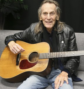 Gordon Lightfoot pose pour une photo à Oshawa, le 16 novembre 2018, un jour avant son 80e anniversaire.