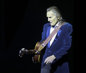 Gordon Lightfoot se produit au Massey Hall de Toronto, le 23 novembre 2016.