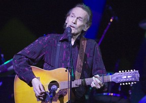 Gordon Lightfoot se produit au Massy Hall de Toronto, le 16 novembre 2006.