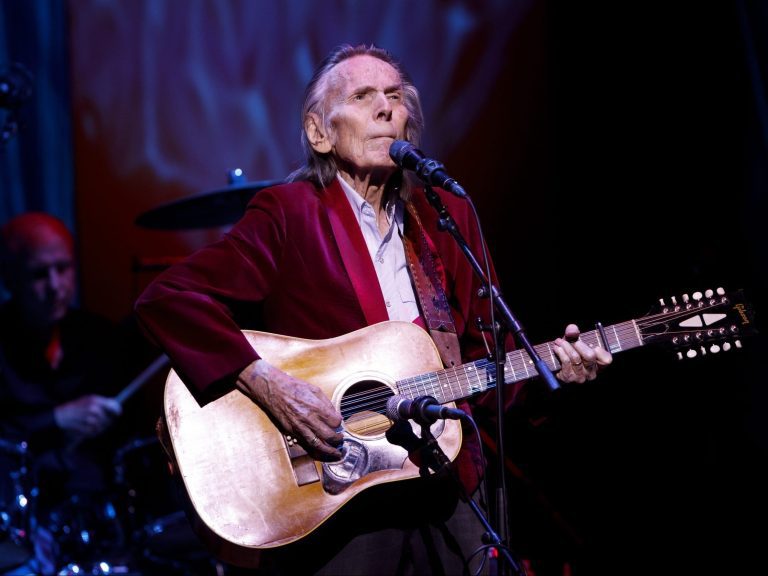 La légende folklorique canadienne Gordon Lightfoot est décédée à 84 ans