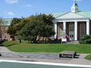 L'Université Memorial a interdit le chant de l'hymne provincial de Terre-Neuve, Ode to Newfoundland, lors des cérémonies de collation des grades parce que certains administrateurs ont trouvé certaines phrases 