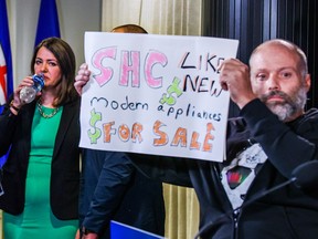 La dirigeante de l'UCP, Danielle Smith, attend que des manifestants perturbent une conférence de presse à Calgary le 11 mai 2023.