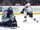 Le gardien des Thunderbirds de Seattle, Thomas Milic, arrête un tir du Winnipeg Ice Zach Benson lors de la première période du premier match de la finale de la WHL à Winnipeg le 12 mai 2023.