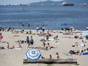 Soleil et températures chaudes à Kits Beach à Vancouver, le 13 mai 2023. 