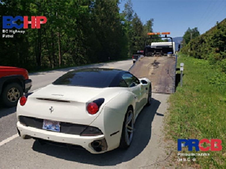 Un conducteur de Ferrari surpris en train de rouler à 160 km/h, avec un bouledogue sur ses genoux : patrouille routière de la Colombie-Britannique