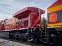 Un train avec des locomotives KCS et CP à Camanche, Iowa.