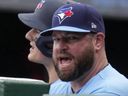 Le manager des Blue Jays, John Schneider, se tient dans l'abri lors de la première manche contre les Pirates de Pittsburgh à Pittsburgh, le dimanche 7 mai 2023. 