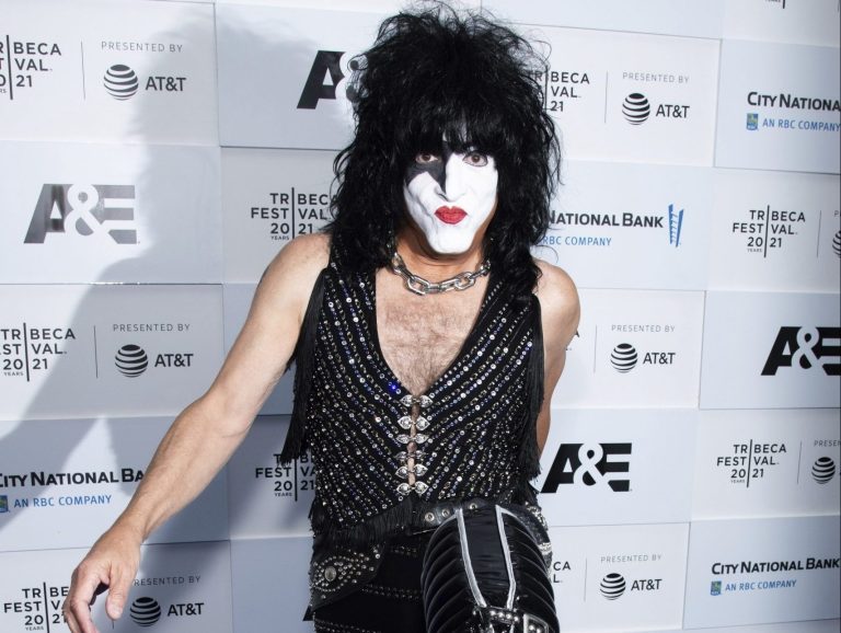 KISS’ Paul Stanley claque le changement de sexe pour les enfants: ‘DANGEROUS FAD’