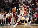 Le centre du Miami Heat Bam Adebayo (13 ans) amène le ballon sur le terrain.