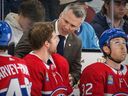 L'entraîneur-chef des Canadiens Martin St. Louis s'entretient avec l'attaquant Chris Tierney sur le banc mardi soir au Centre Bell.  Les joueurs disent que St. Louis se concentre sur la façon de jouer loin de la rondelle et leur donne beaucoup de latitude.