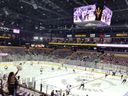 Les Coyotes de l'Arizona et les Panthers de la Floride participent à leur échauffement d'avant-match au Mullett Arena de Tempe, en Arizona, le 1er novembre 2022.