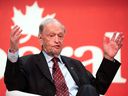 L'ancien premier ministre Jean Chrétien prononce un discours liminaire lors de la deuxième journée du congrès libéral à Ottawa, le vendredi 5 mai 2023.