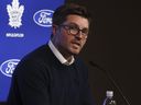 Le directeur général des Maple Leafs de Toronto, Kyle Dubas, prend la parole lors d'une conférence de presse.