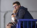 Kyle Dubas, directeur général des Maple Leafs de Toronto, lors d'un entraînement au Ford Performance Center en 2022.