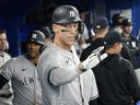 Le frappeur désigné des Yankees de New York, Aaron Judge, célèbre dans la pirogue après avoir réussi un circuit de deux points contre les Blue Jays de Toronto lors de la huitième manche au Rogers Centre de Toronto, le 16 mai 2023.