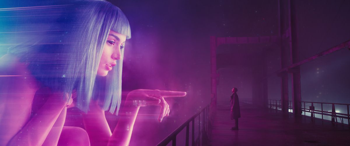 Ryan Gosling devant un hologramme dans Blade Runner 2049.