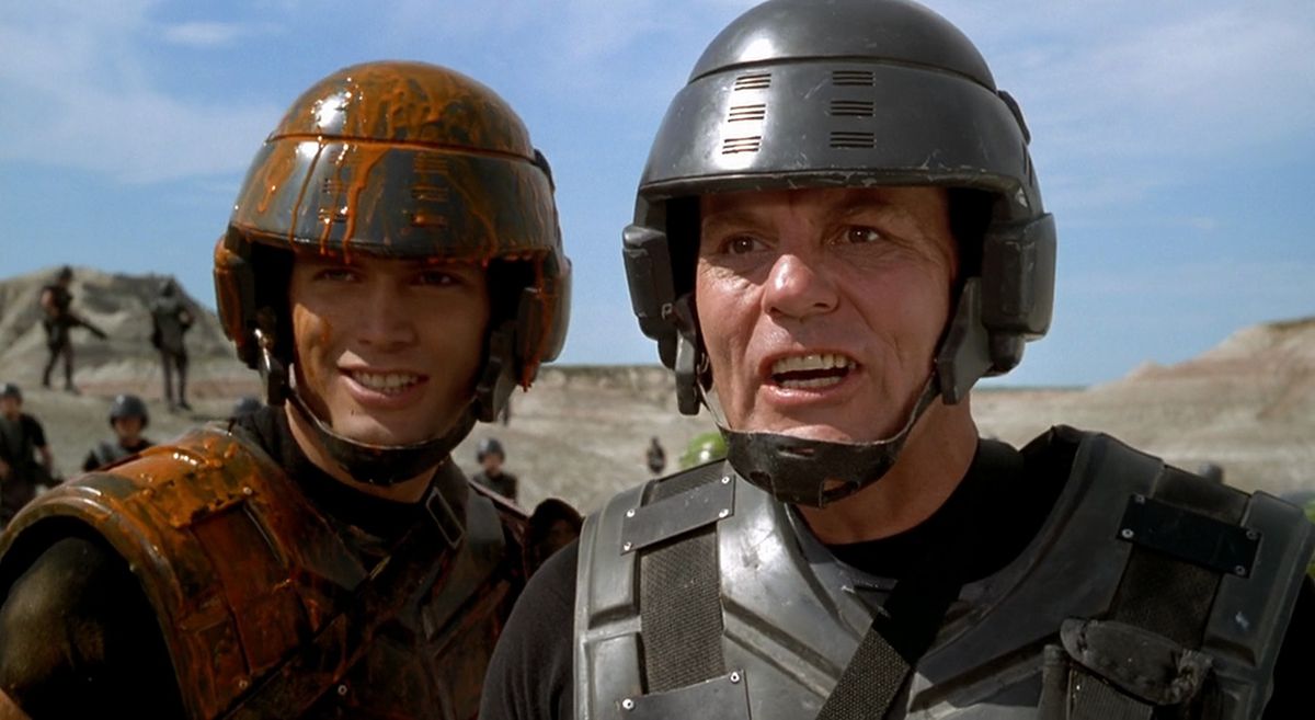 (LR) Casper Van Dien et Michael Ironside dans le rôle de Juan Rico et Jean Rasczak dans Starship Troopers.