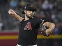 Le lanceur des Diamondbacks de l'Arizona, Zac Gallen, lance à un frappeur des Giants de San Francisco lors de la première manche d'un match, le samedi 13 mai 2023, à Phoenix.