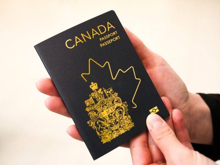 Pourquoi le nouveau passeport du Canada comporte l’ancienne couronne de la reine au lieu d’un nouveau motif de flocon de neige