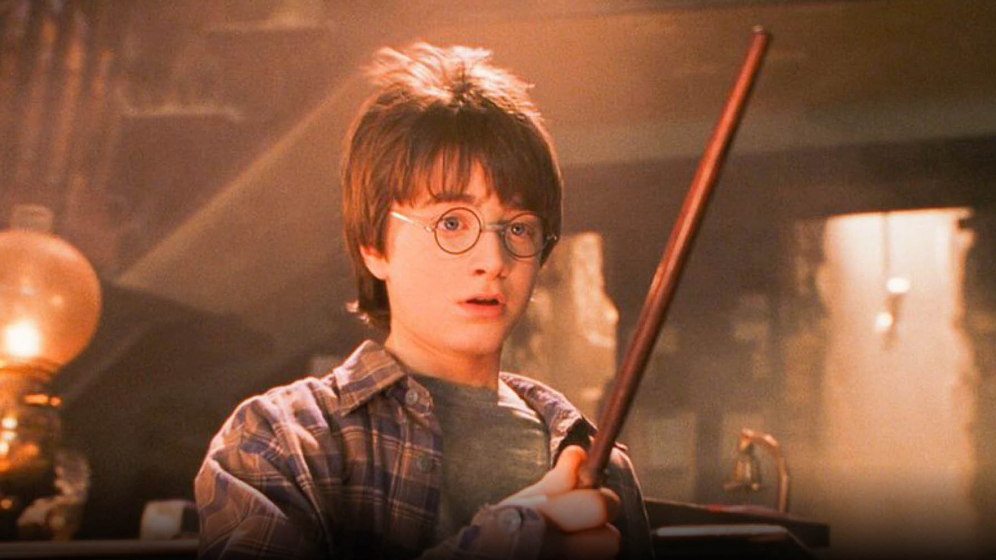 Daniel Radcliffe comme Harry Potter, tenant une baguette dans Harry Potter à l'école des sorciers