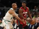 Jimmy Butler, à droite, du Miami Heat est défendu par Al Horford des Boston Celtics lors du deuxième quart du premier match de la finale de la Conférence Est au TD Garden le 17 mai 2023 à Boston.