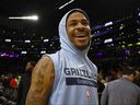 Ja Morant des Memphis Grizzlies quitte le terrain après le sixième match des éliminatoires du premier tour de la Conférence Ouest contre les Lakers de Los Angeles à la Crypto.com Arena le 28 avril 2023 à Los Angeles, en Californie.