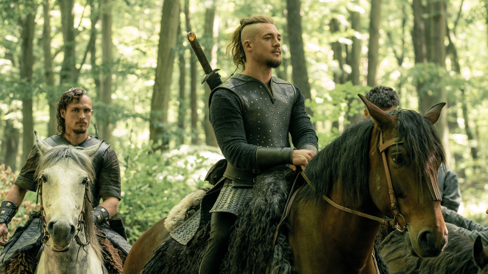 Aenas Fedaravicius comme Sihtric et Alexander Dreymon comme Uhtred dans The Last Kingdom