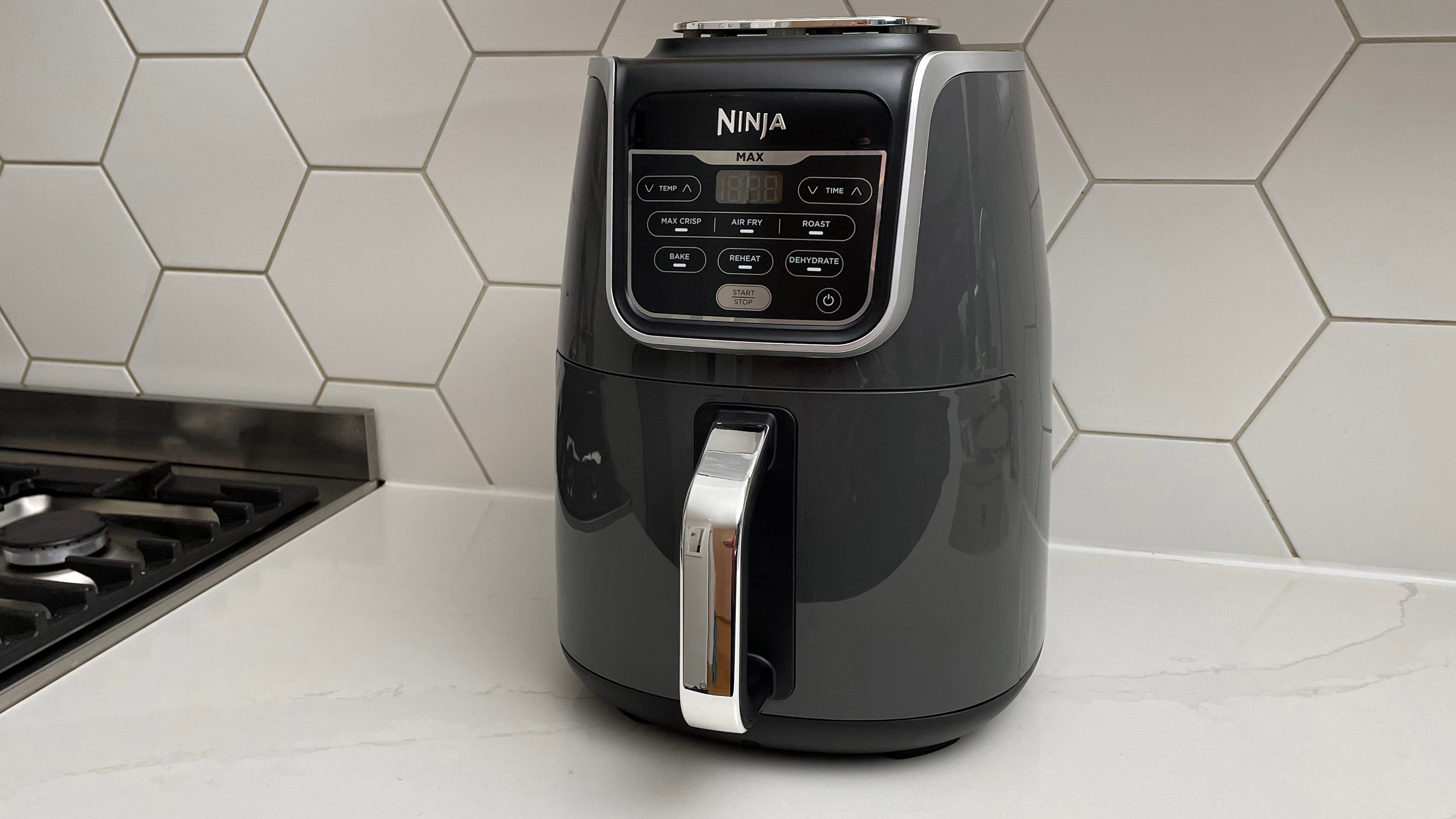 La Ninja Air Fryer Max AF160 sur un plan de travail de cuisine