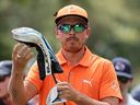 Rickie Fowler regarde avant de frapper son tir du troisième tee lors de la dernière manche du championnat Wells Fargo.