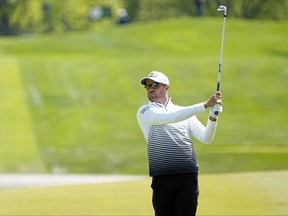 Corey Conners tire au 18e trou lors du premier tour du tournoi de golf PGA Championship au Oak Hill Country Club.