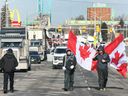 Des manifestants anti-mandat sont présentés près du pont Ambassador à Windsor le mercredi 9 février 2022.