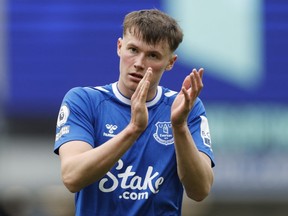 Nathan Patterson d'Everton applaudit les fans après un match.