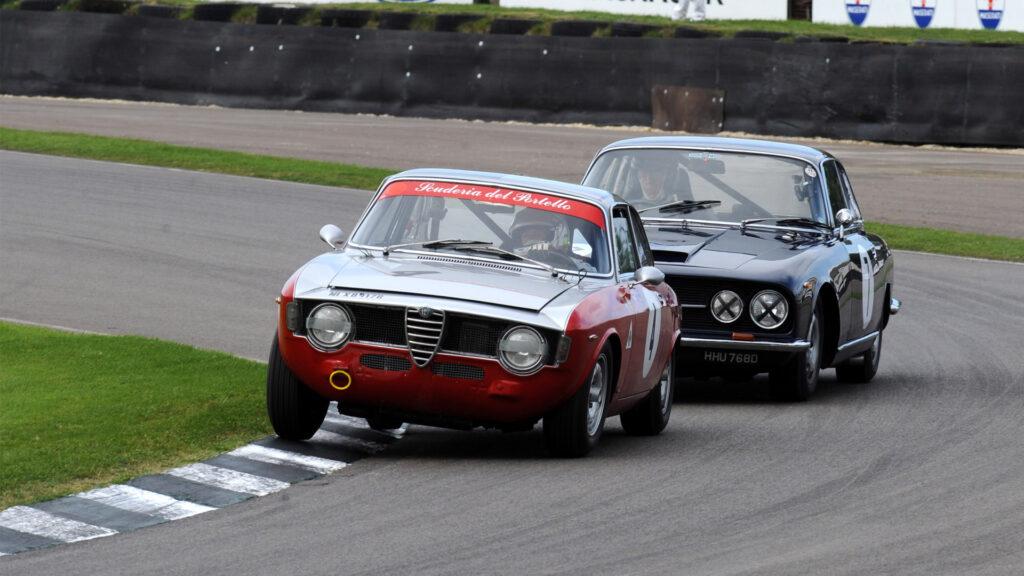 Une Alfa Giulia Sprint GT Veloce modifiée pour la course est conduite par Vern Schuppan à Goodwood, 2011 - Jeff Bloxham, Motorsport Images