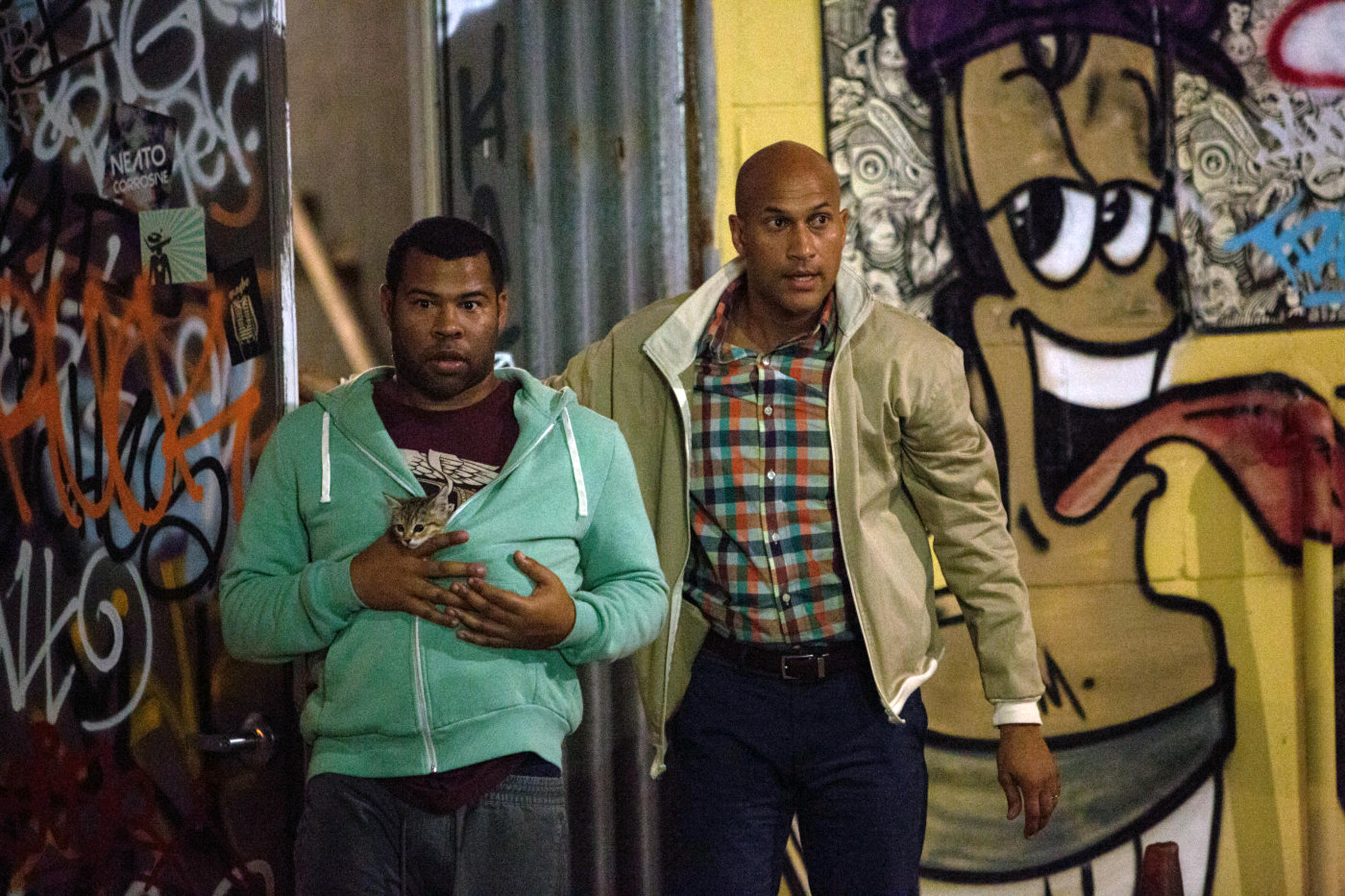 (L, R) Jordan Peele dans le rôle de Rell Dresden (tenant un chat dans son sweat à capuche) et Keegan-Michael Key dans le rôle de Clarence Dresden dans Keanu