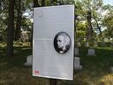 Une plaque historique marque la tombe d'Alexander Mackenzie, deuxième premier ministre du Canada, au cimetière Lakeview à Sarnia, en Ontario.