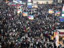 Les passagers attendent de monter à bord des trains à la gare de Hongqiao à Shanghai pendant la ruée vers les voyages annuels du Festival du printemps avant le Nouvel An lunaire chinois.