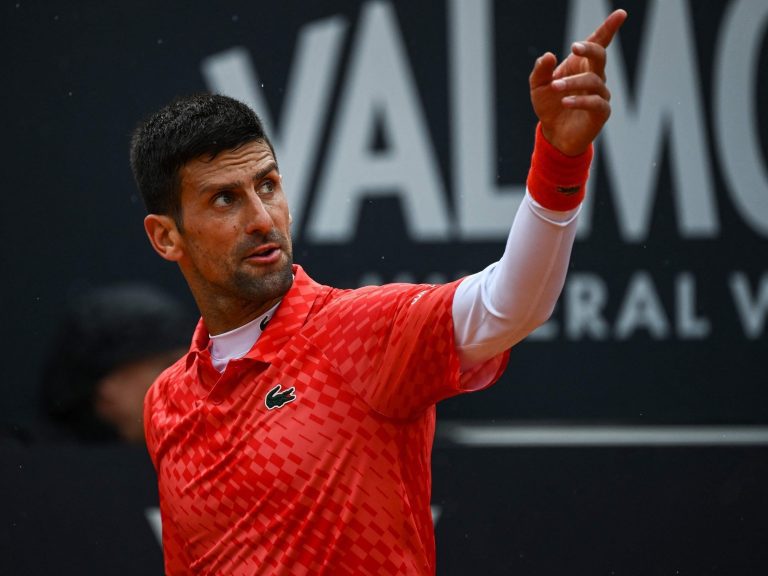 Holger Rune renverse Novak Djokovic lors de l’Open de Rome pluvieux