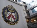 Un logo des services de police de Toronto à l'extérieur du siège social à Toronto, qui possède un salon avec un permis d'alcool depuis 1989.