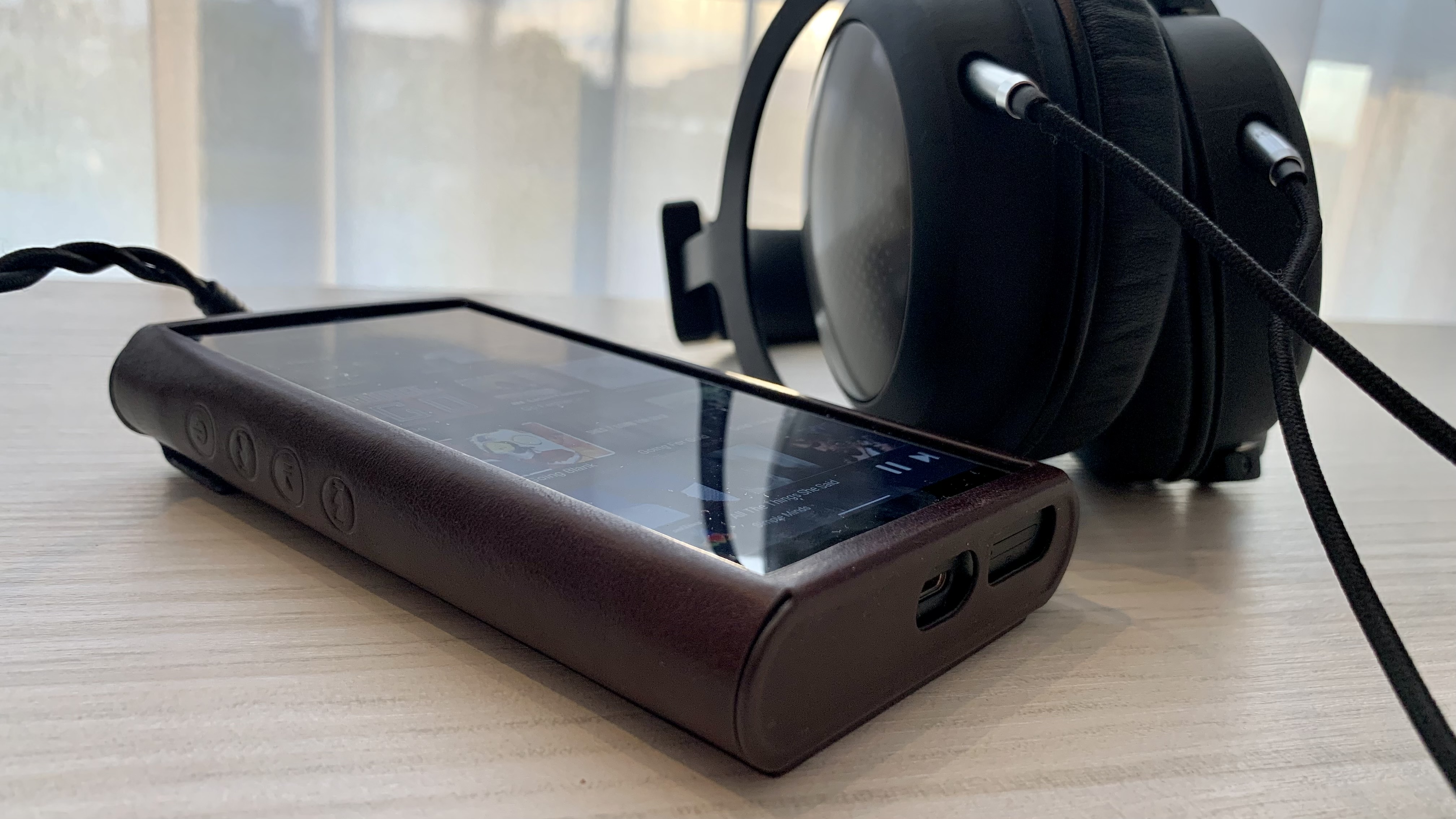 FiiO MS15 de son côté, à côté des écouteurs Beyerdynamic