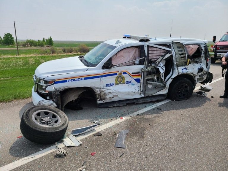 Semi percute une voiture de patrouille de la GRC de l’Alberta lors d’un arrêt de la circulation sur l’autoroute 2