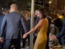 Dans cette image de la vidéo, le prince Harry et sa femme Meghan sortent de la salle de bal Ziegfeld de Manhattan le mardi 16 mai 2023 à New York.  Le bureau du couple indique que le couple et la mère de Meghan ont été suivis par des véhicules après avoir quitté un événement caritatif mardi.