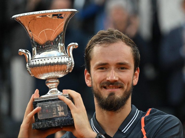 Medvedev fait sa marque sur terre battue en battant Rune pour le titre de l’Open d’Italie