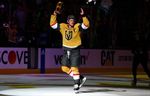 12 mai 2023 ;  Las Vegas, Nevada, États-Unis ;  Le centre des Golden Knights de Vegas Jack Eichel (9) est nommé première étoile du match après que les Golden Knights ont battu les Oilers d'Edmonton 4-3 dans le cinquième match du deuxième tour des séries éliminatoires de la Coupe Stanley 2023 au T-Mobile Arena. 