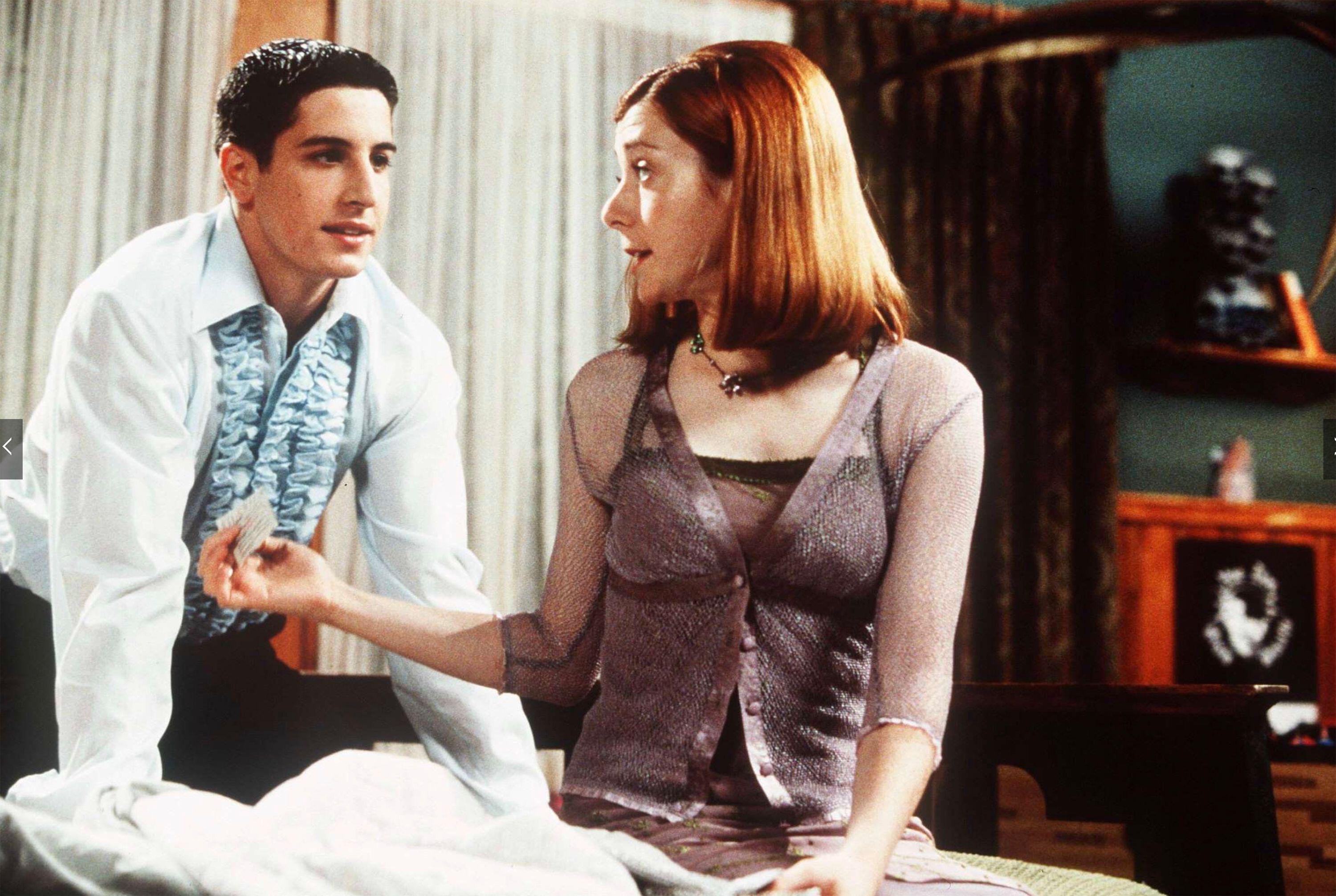 (R, L) Michelle (Alyson Hannigan) tend un préservatif à Jim (Jason Biggs) dans American Pie