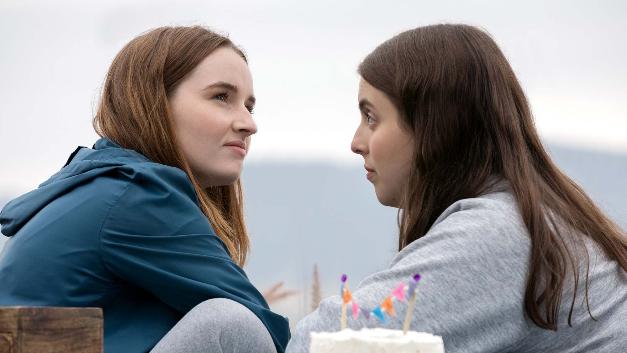 (L, R) Amy (Kaitlyn Dever) et Molly (Beanie Feldstein) dans Booksmart