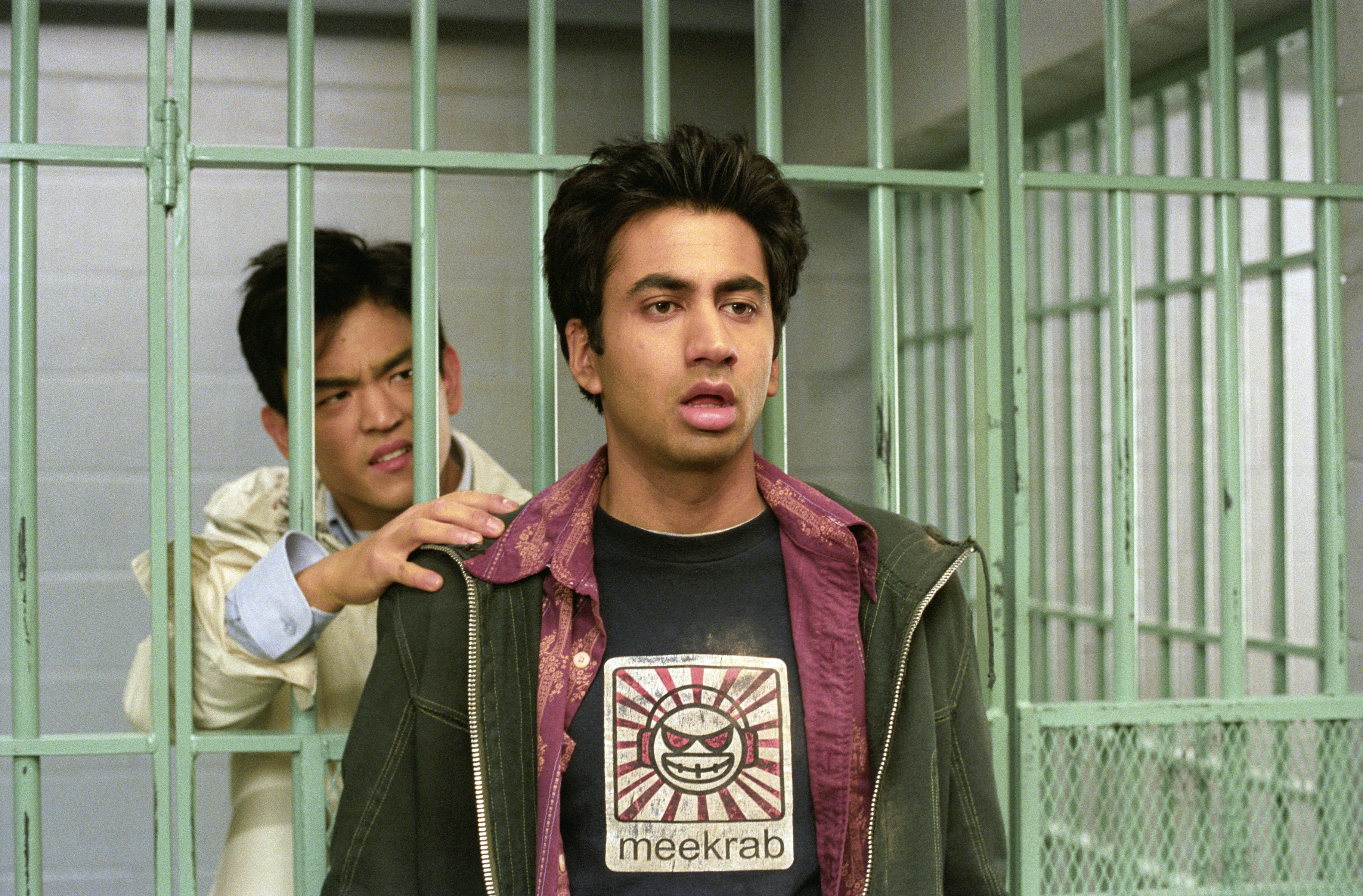 (L, R) John Cho comme Harold, essayant de toucher Kal Penn comme Kumar, sur l'épaule dans Harold & Kumar Go to White Castle